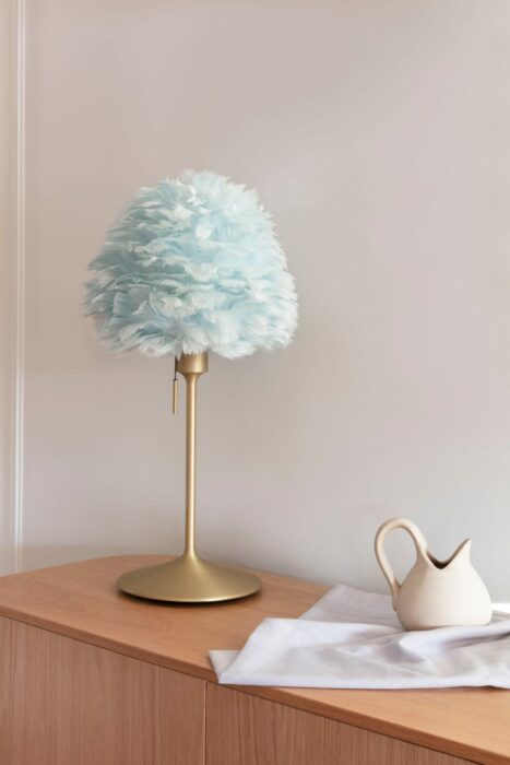 UMAGE Eos Evia Mini Bordlampe – Lyseblå – inkl. Santé Bordfod i Børstet Messing